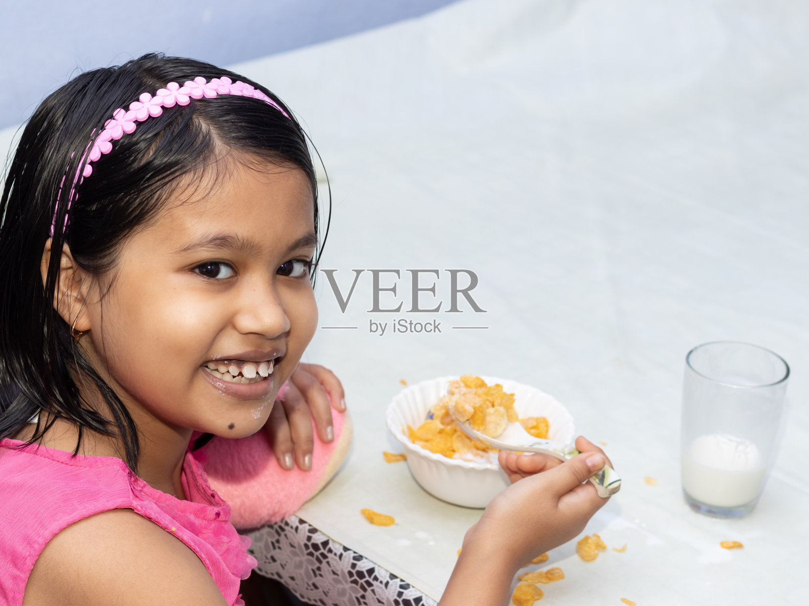 牛奶和麦片当早餐照片摄影图片