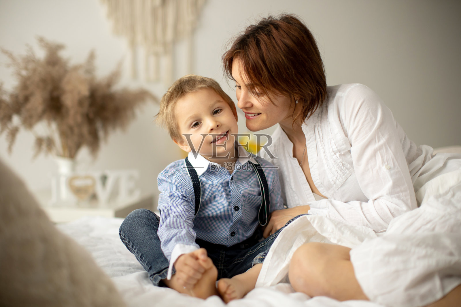 母亲和孩子,金发的时尚学前班男孩,有一个美好的家庭幸福时刻在一起照片摄影图片