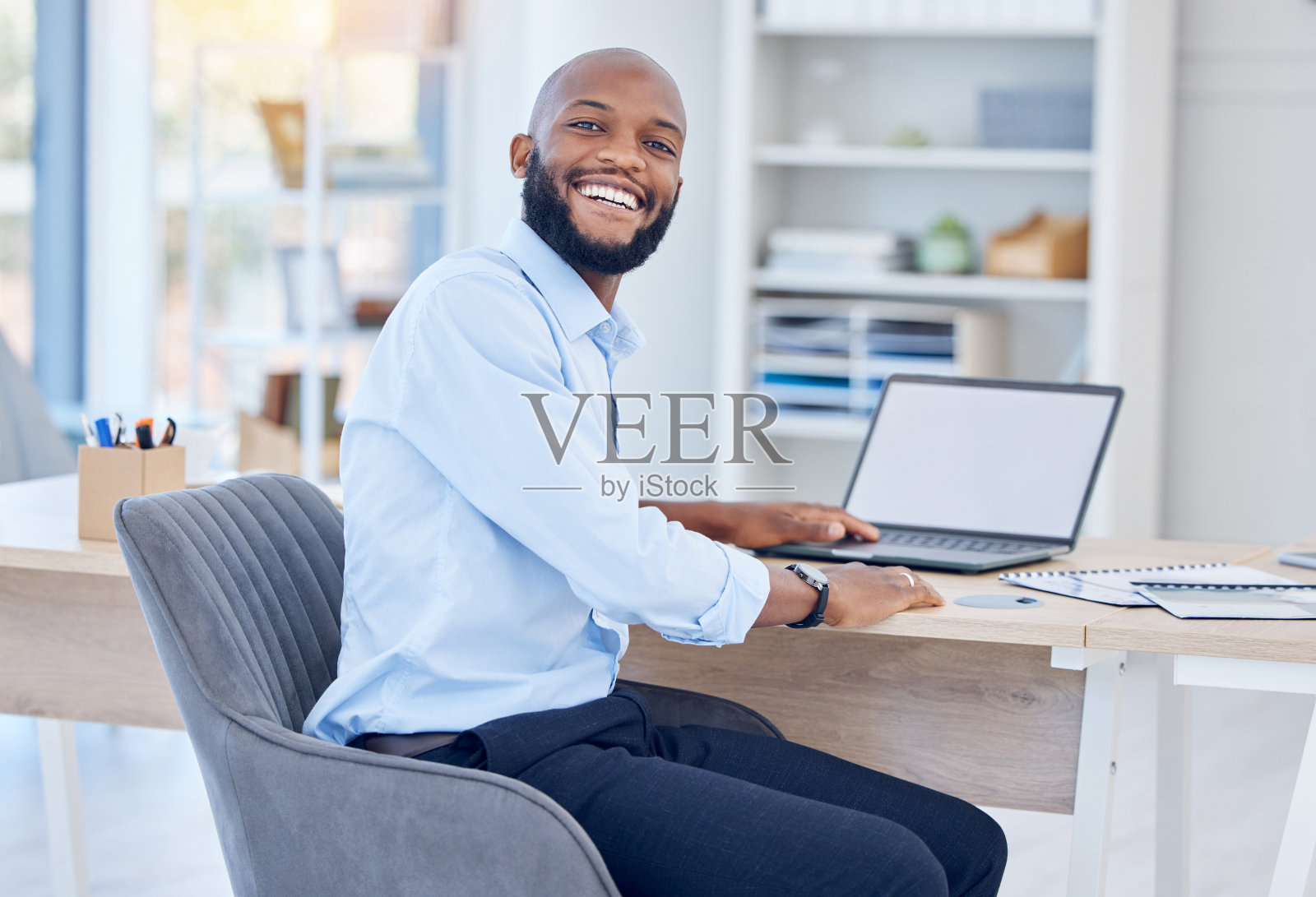 一个年轻的商人在办公室里工作照片摄影图片