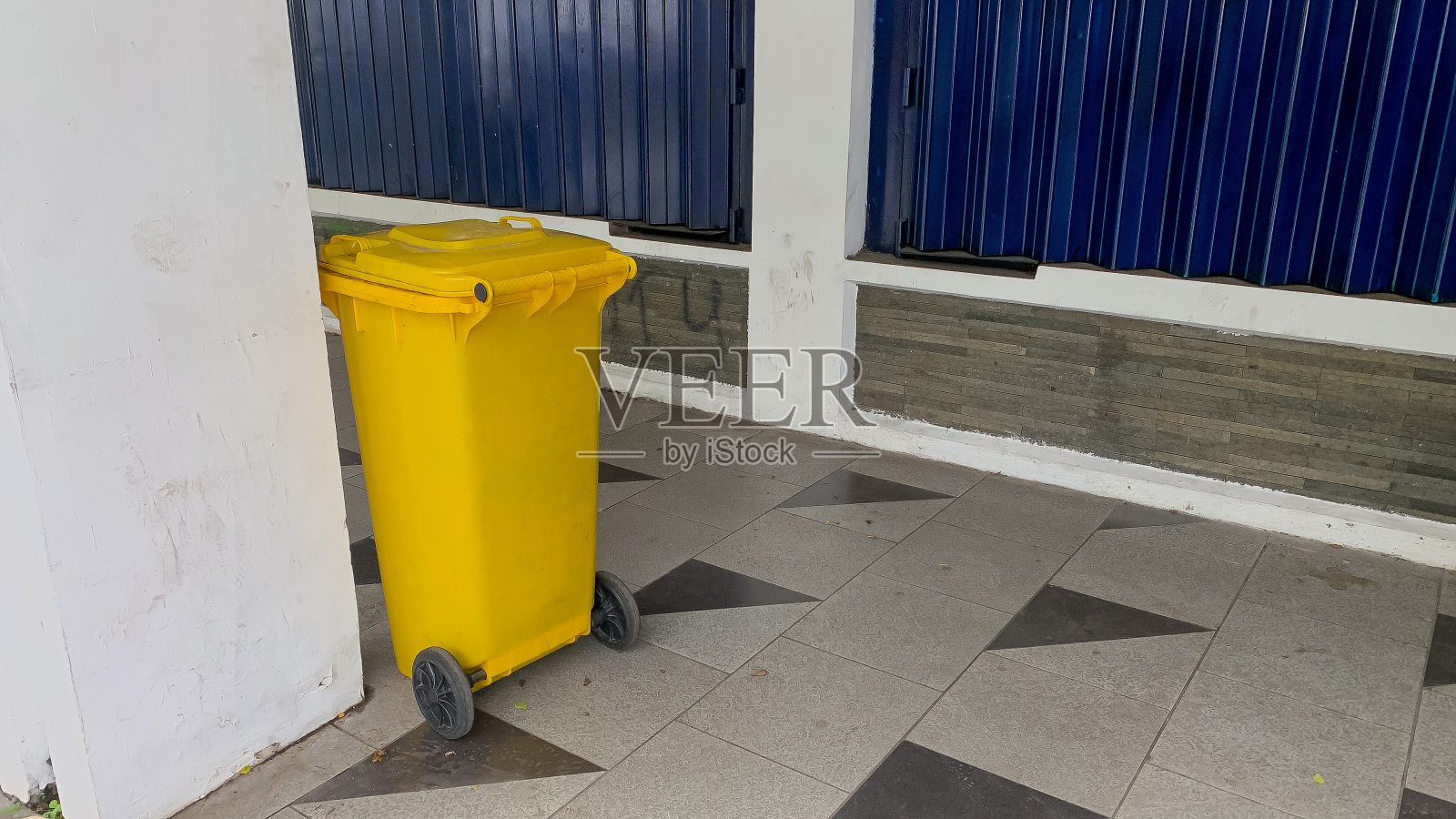 路边的黄色垃圾桶照片摄影图片