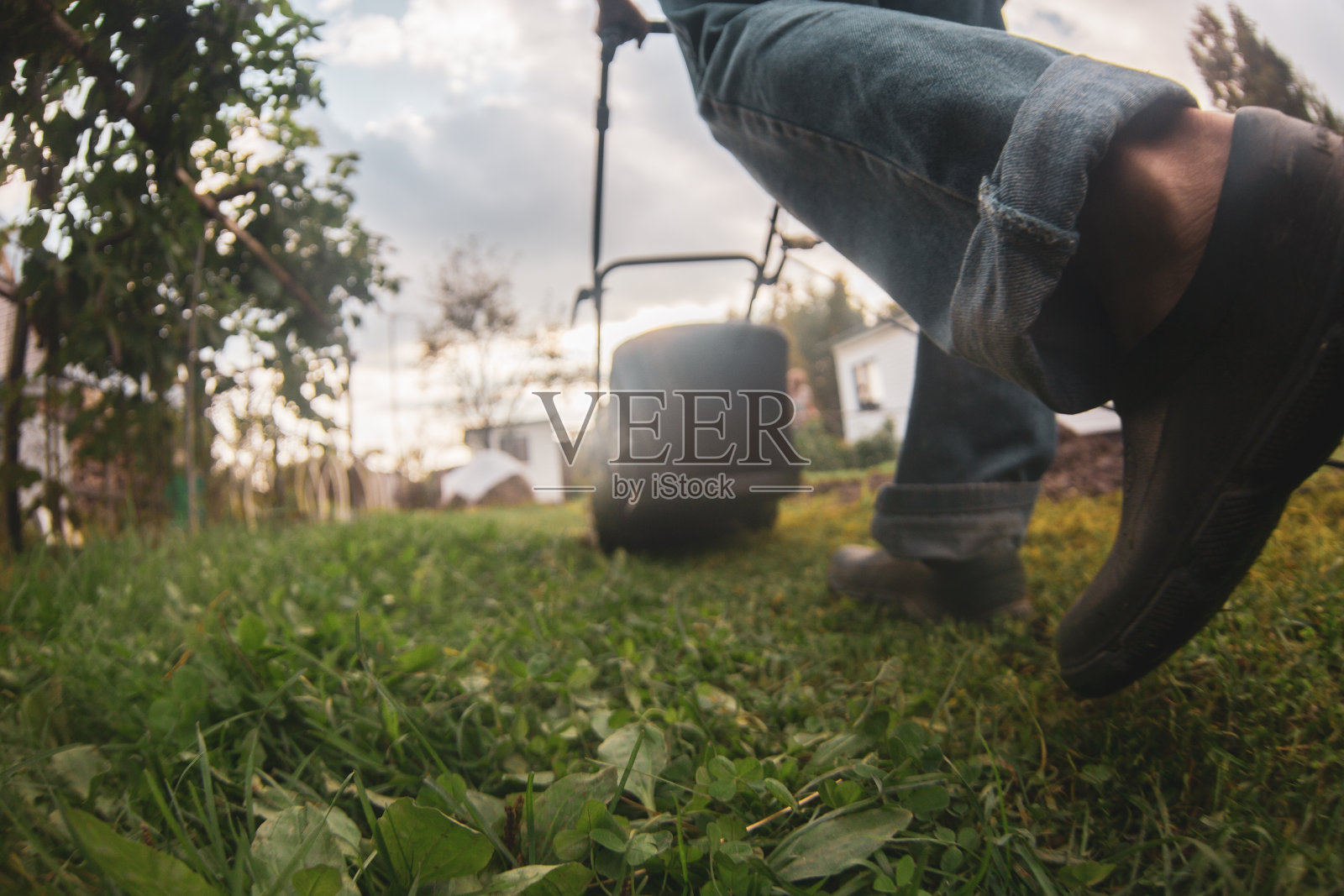 园艺工具。农业的概念。农业季节。铲和耙。照片摄影图片