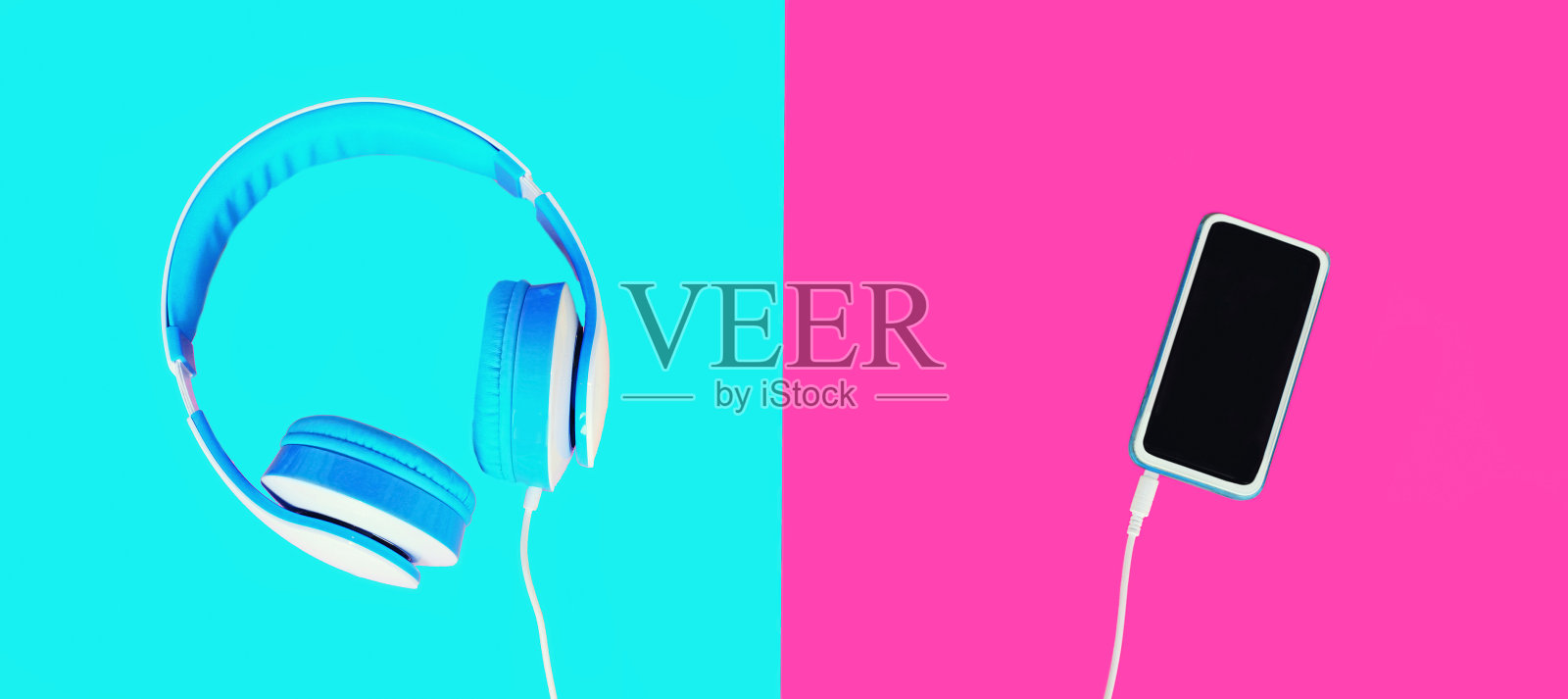 音乐概念蓝色耳机和智能手机,黑色屏幕上彩色的粉红色背景照片摄影图片