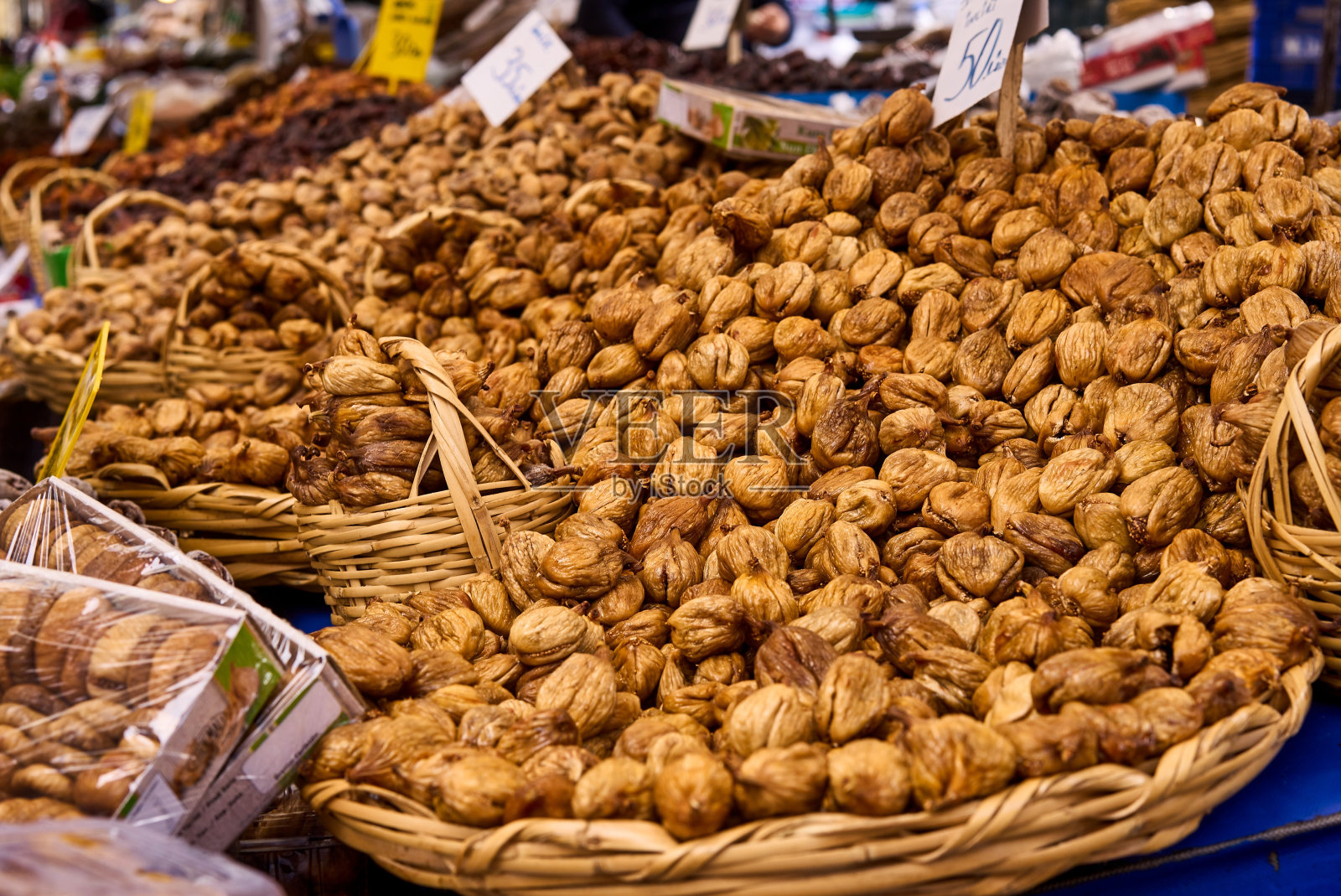 柜台上放着浆果干。葡萄干,杏干,李子。素食食物。健康的食物照片摄影图片
