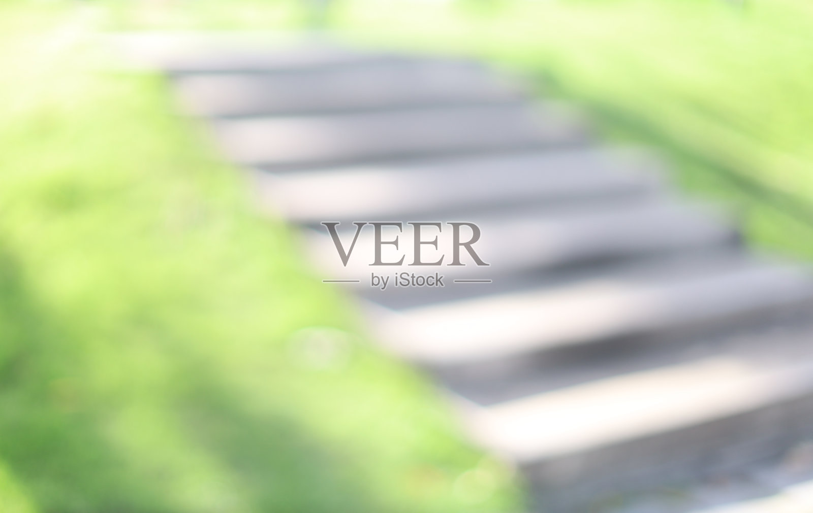 模糊室外楼梯和草地背景照片摄影图片