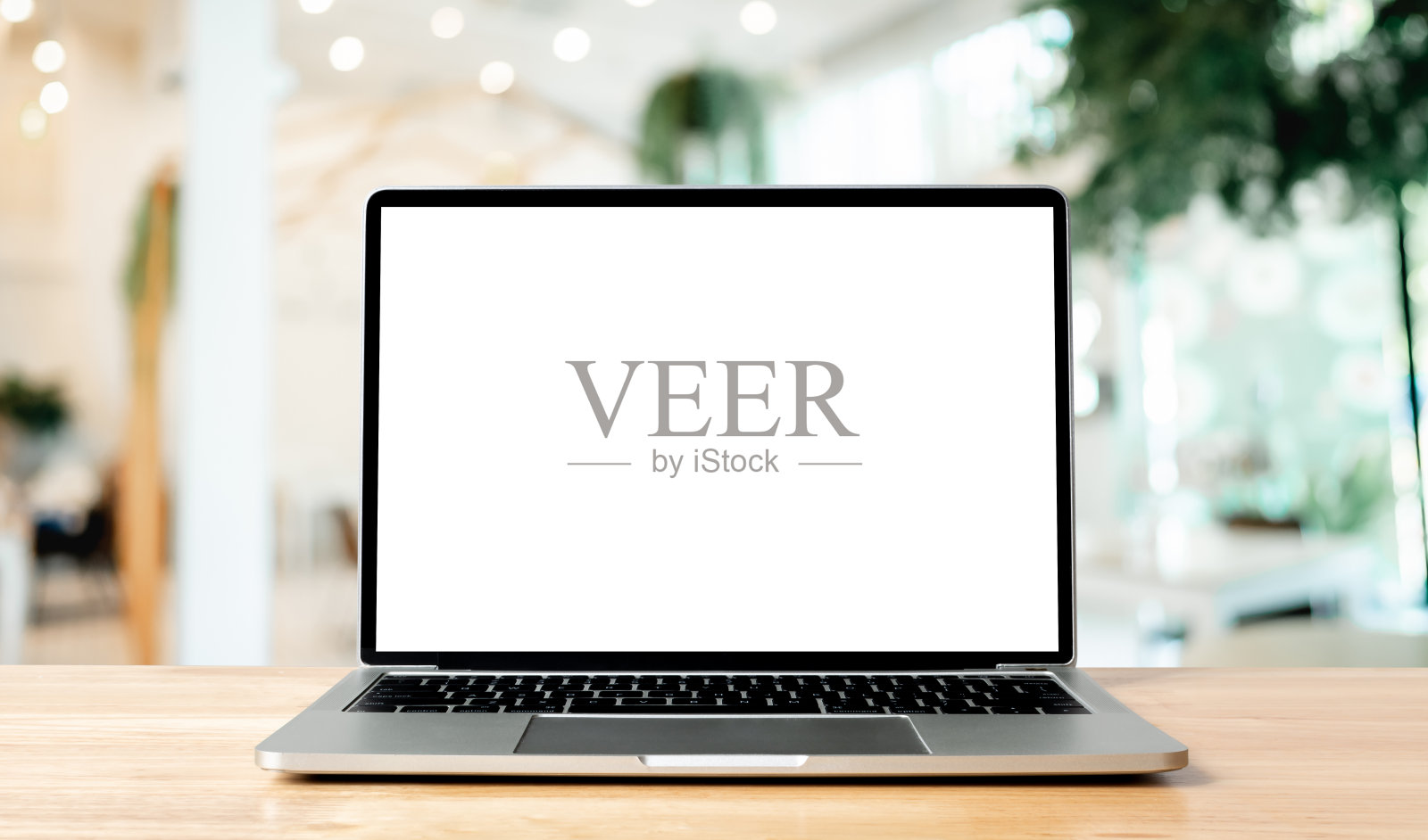 笔记本电脑空白屏幕在木桌上与模糊的咖啡店咖啡厅室内背景和照明散景,模型,你的文本模板,剪辑路径包括背景和设备屏幕照片摄影图片