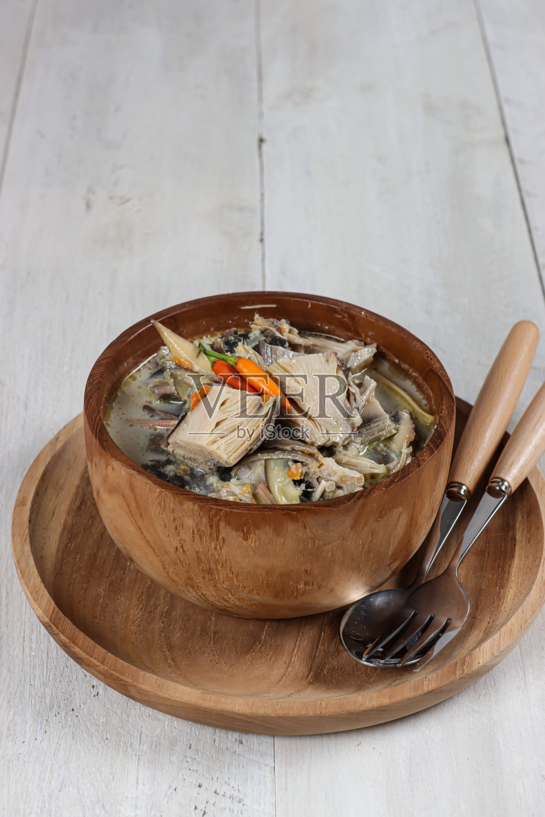 香辣椰子奶汤或香蕉花序或香蕉花。用香蕉花做成的印尼传统美食。照片摄影图片