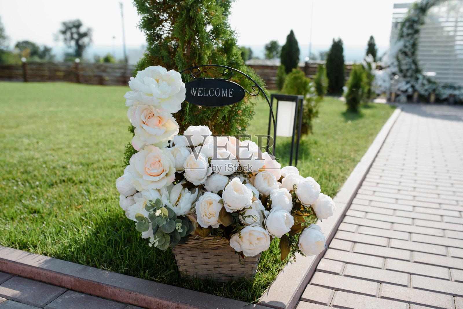 婚礼招待会上的装饰人造花照片摄影图片