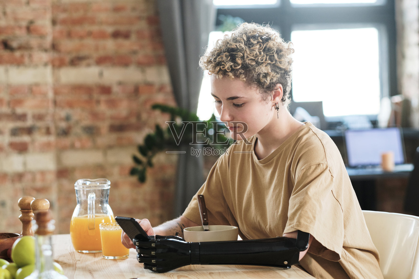 早餐时在线阅读的女人照片摄影图片