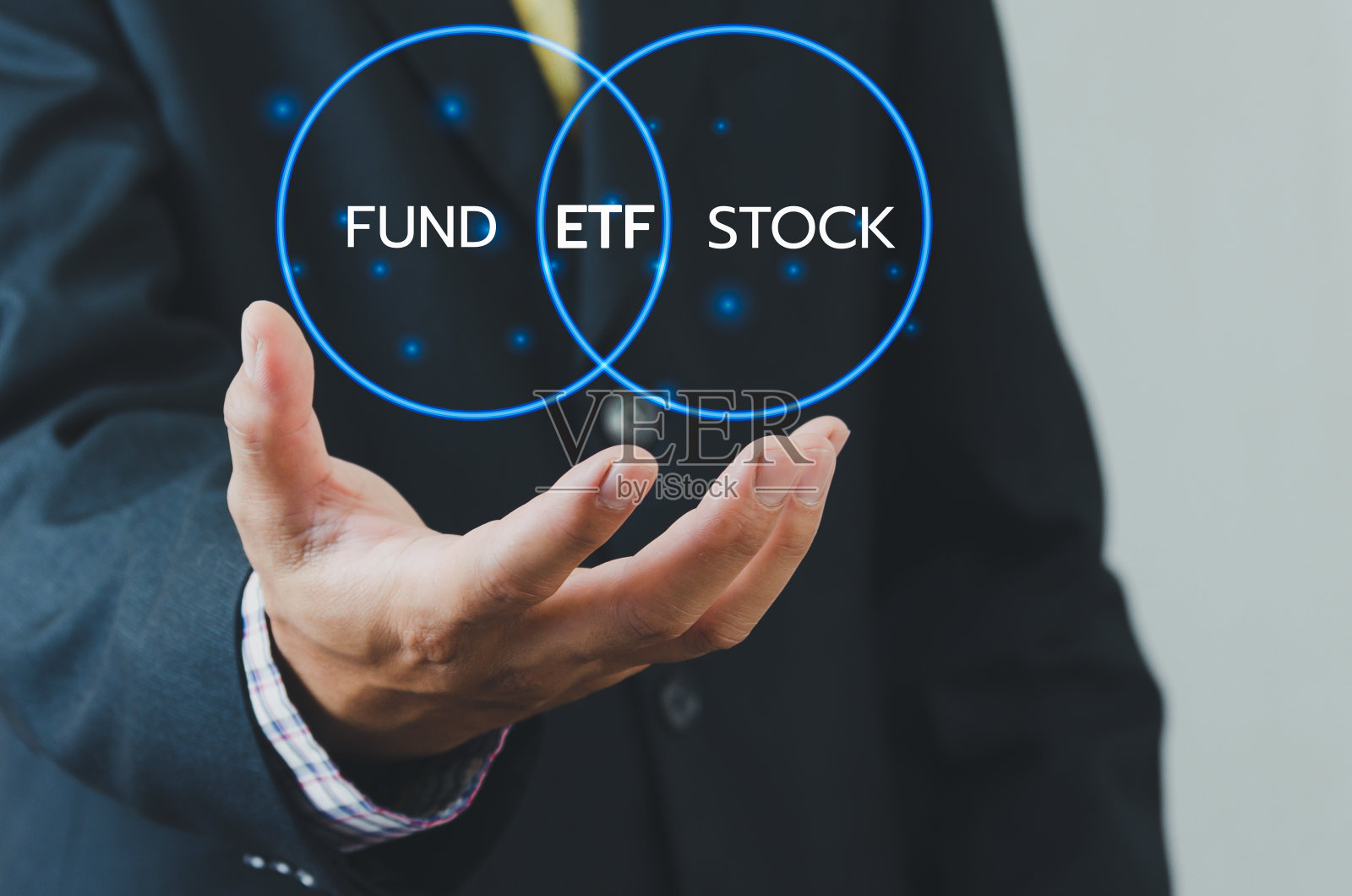 手商人图标ETF交易所交易基金虚拟屏幕互联网企业股票市场金融指数基金概念。照片摄影图片