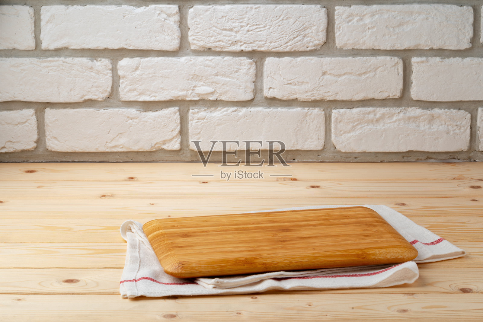 砧板和棉布餐巾放在木桌上照片摄影图片
