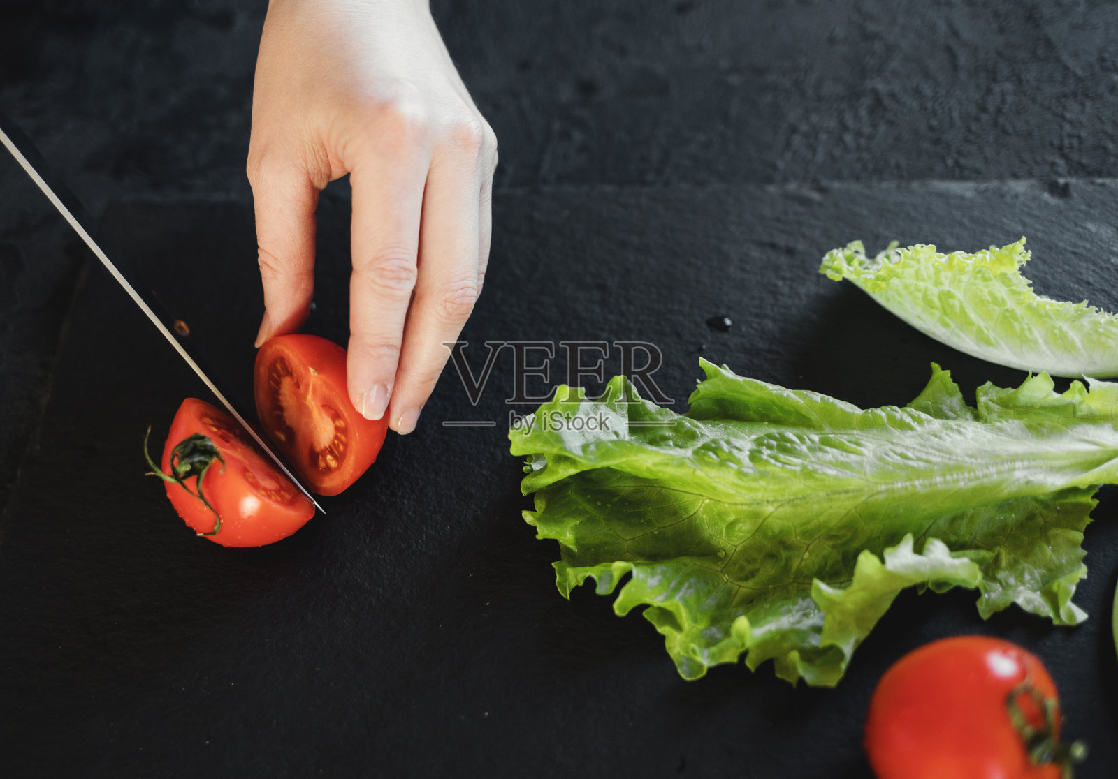 切一个新鲜的红番茄照片摄影图片