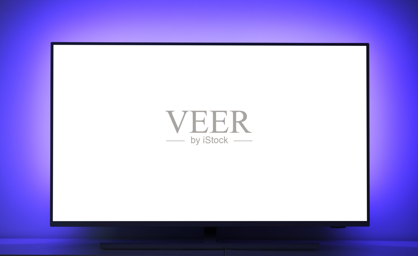 特写大白屏文本或视频。在舒适的客厅里看电视。照片摄影图片