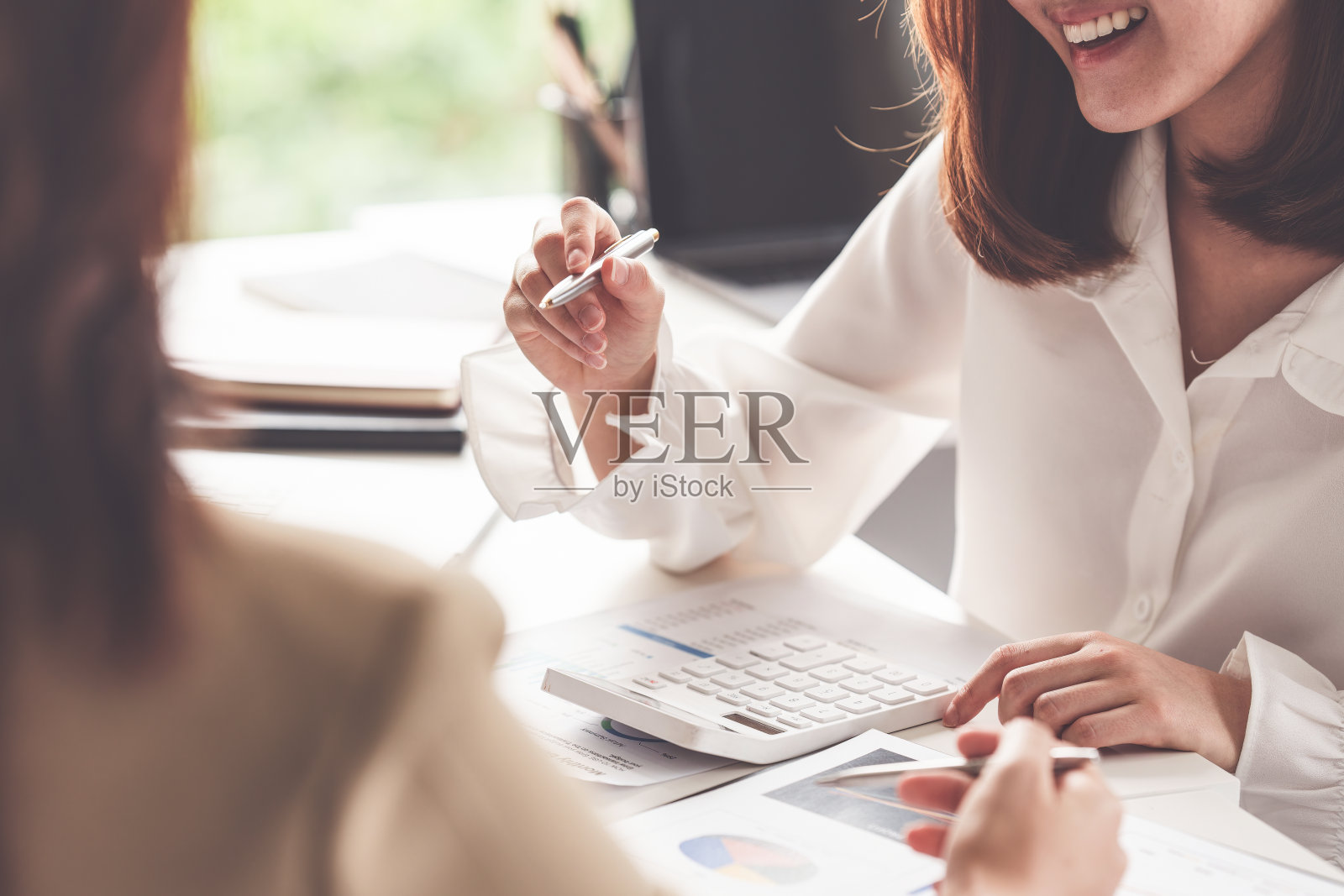 亚洲商业女性或会计用计算器和文书做数学和分析,会计,咨询,审计和储蓄的概念。照片摄影图片