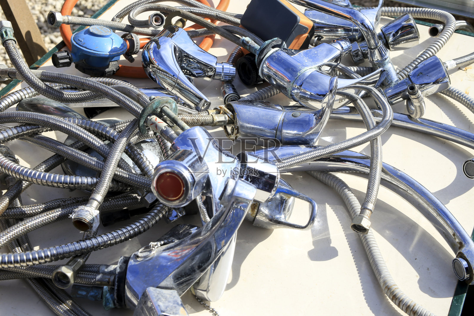 水龙头和水管堆在桌子上照片摄影图片