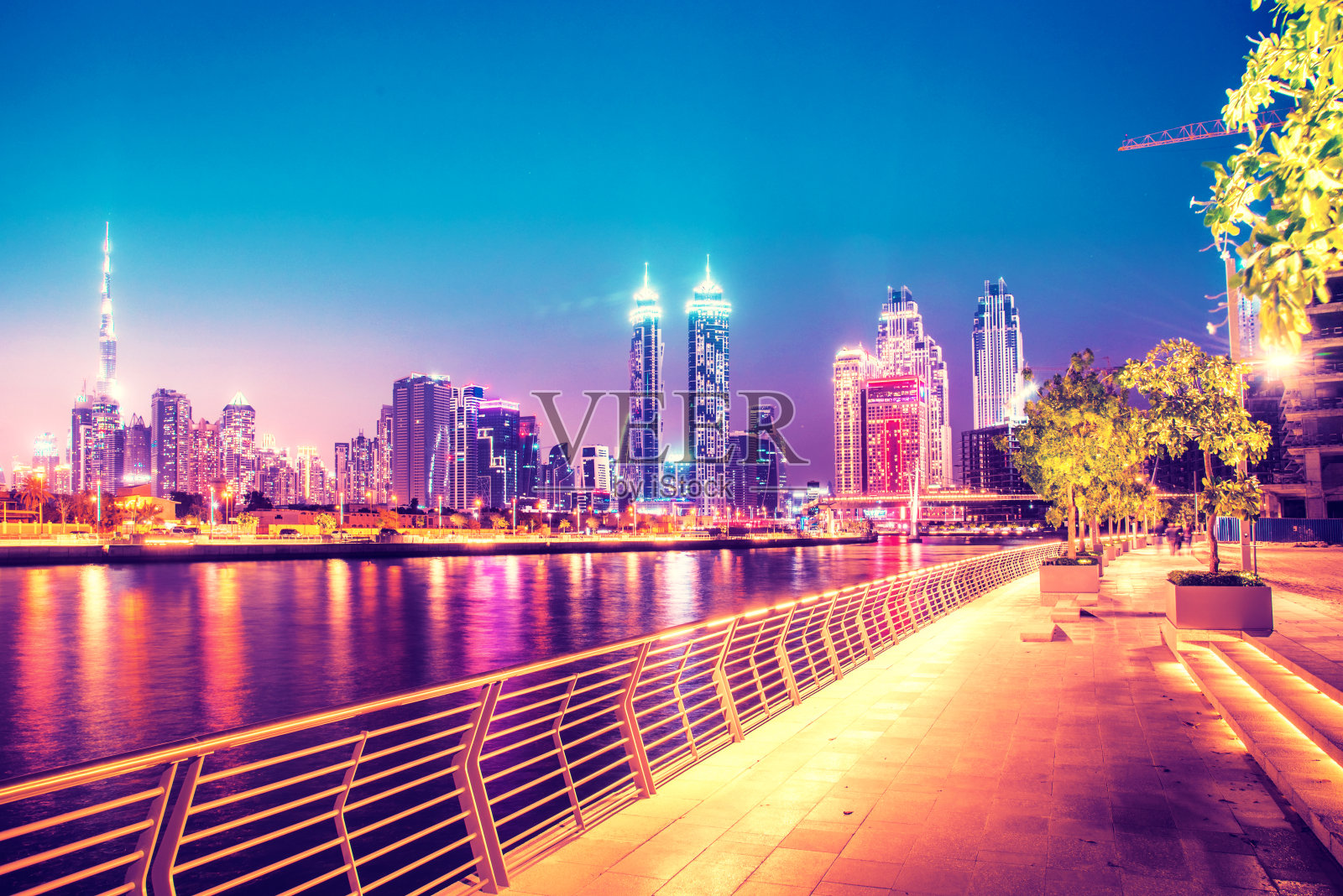 阿拉伯联合酋长国迪拜:旧城区摩天大楼与水渠旁的宽容桥照片摄影图片