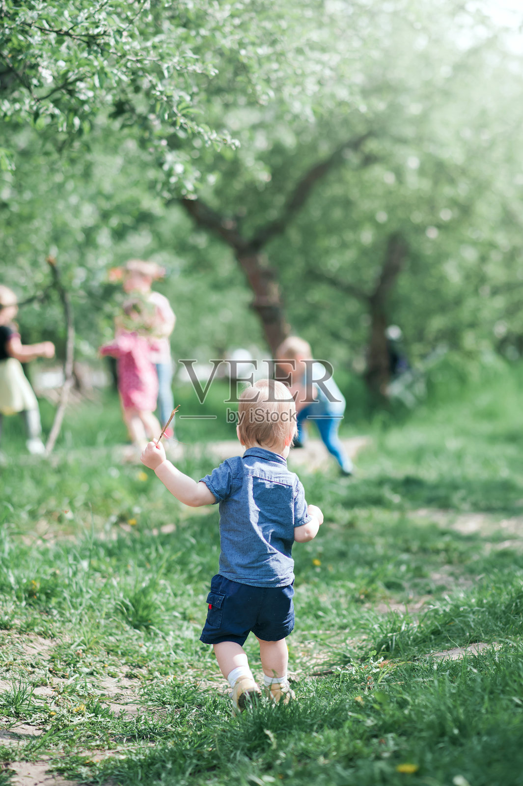 幼儿蛋猎人的特写。孩子们在大自然中为复活节活动。照片摄影图片