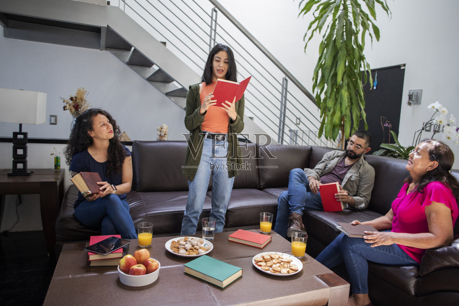 读书俱乐部的朋友照片摄影图片