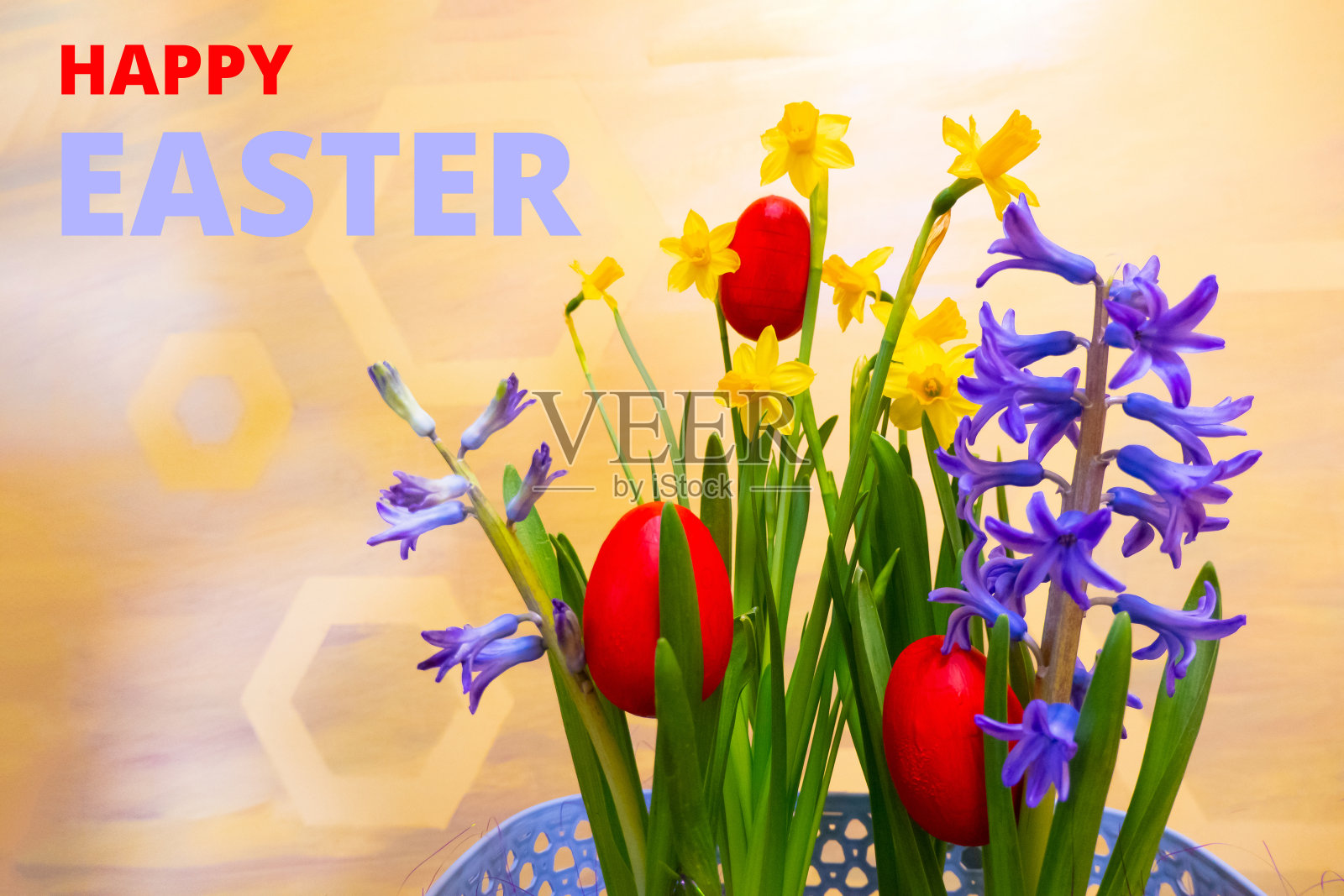 复活节贺卡,水仙花和风信子在一个非常漂亮的篮子里照片摄影图片