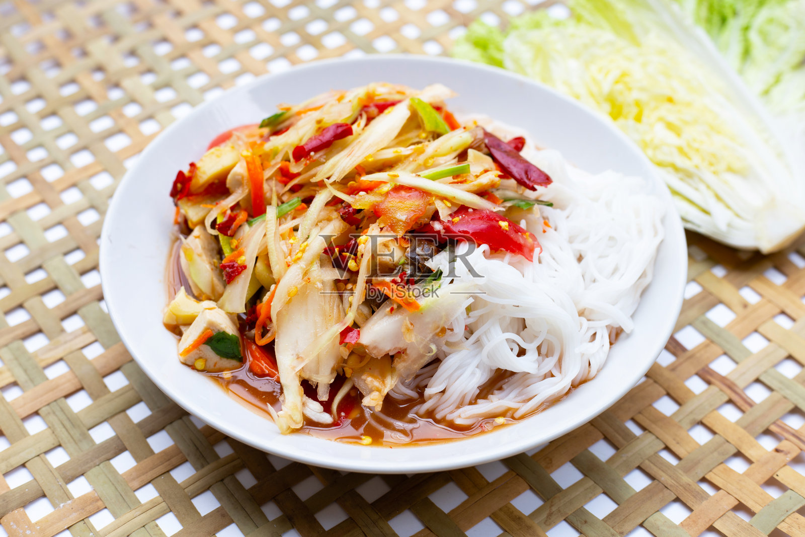 辣青木瓜粉丝沙拉。照片摄影图片