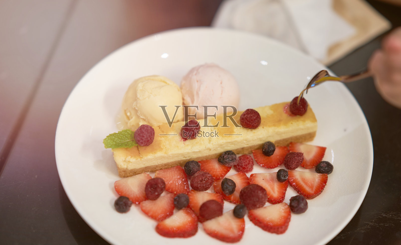 用叉子吃蛋糕和冰淇淋照片摄影图片