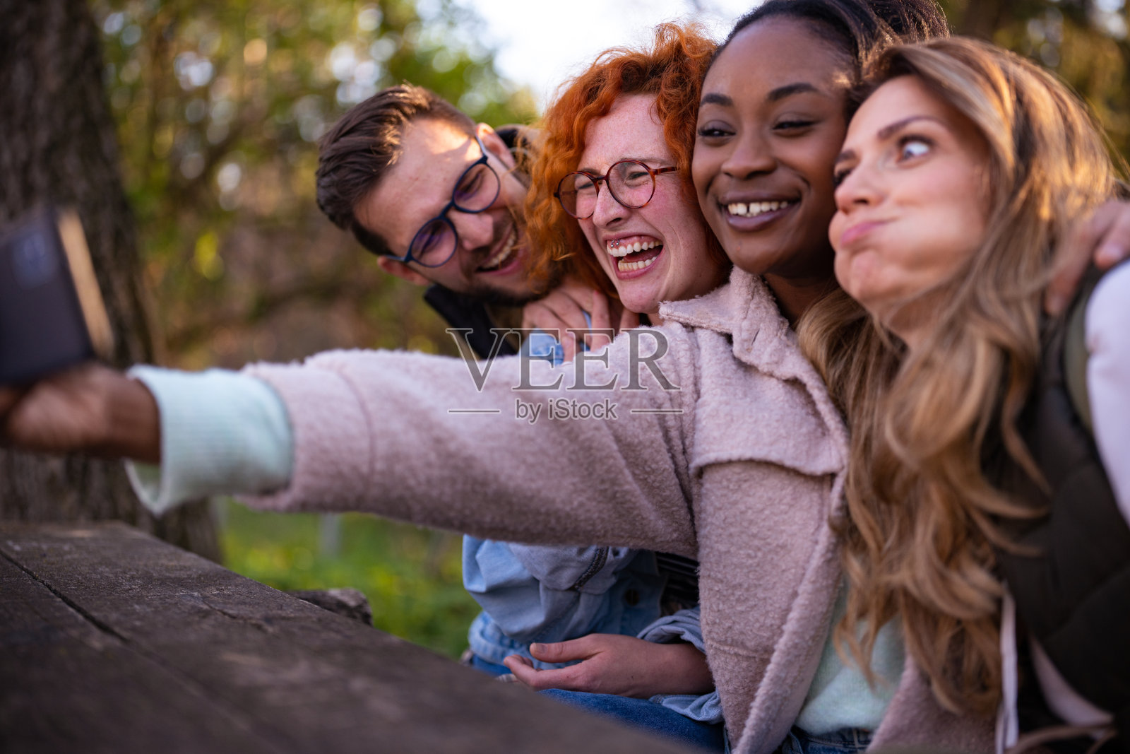 多民族的年轻人在自然公园里照片摄影图片