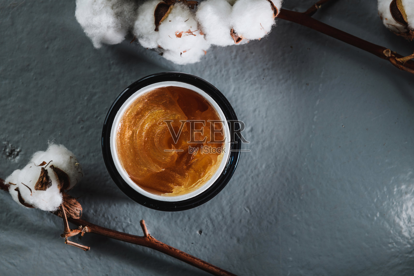 身体磨砂膏装在一个罐子里,背景有装饰照片摄影图片