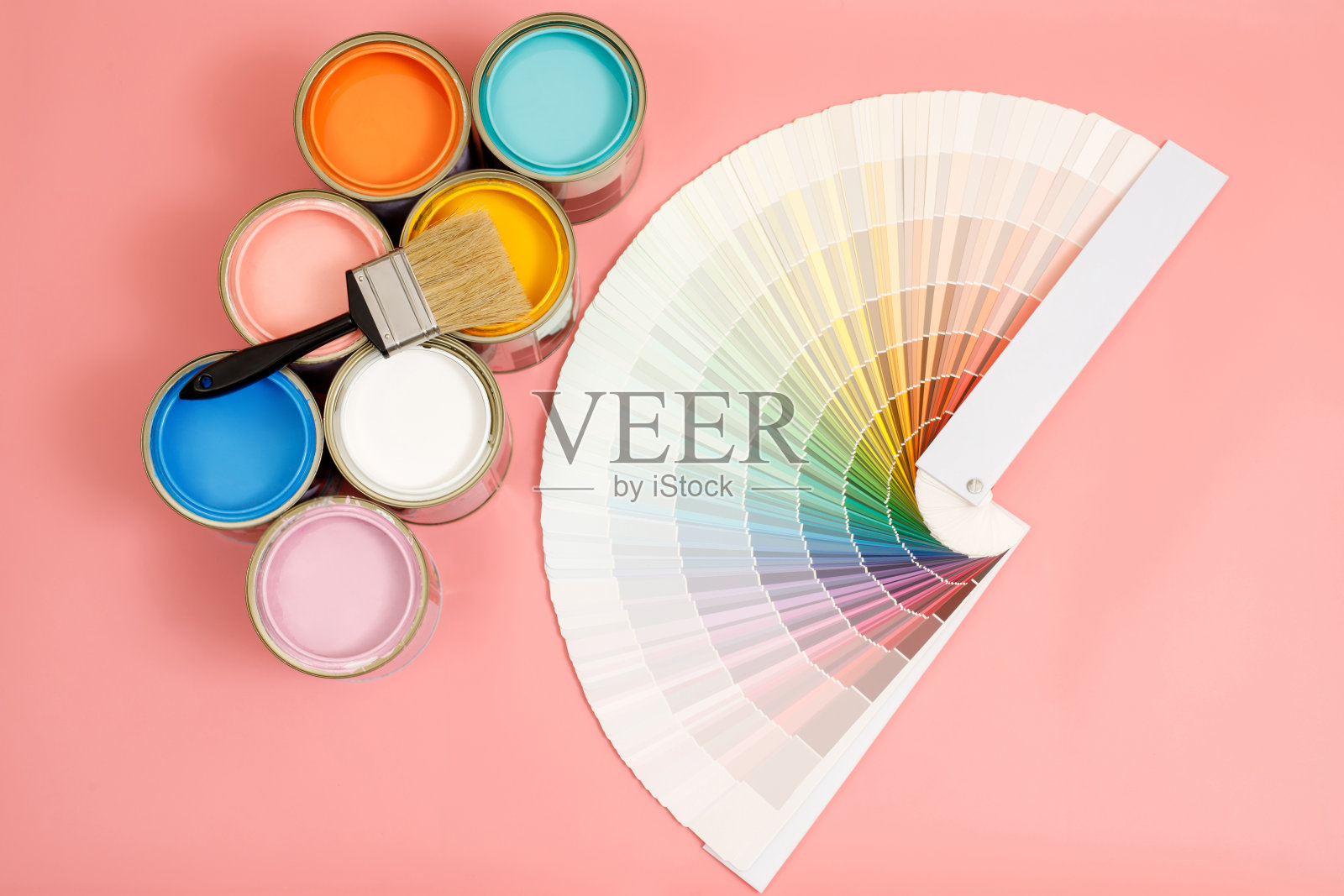 油漆刷在粉红色的背景上,如何选择完美的家庭油漆颜色和有益健康照片摄影图片