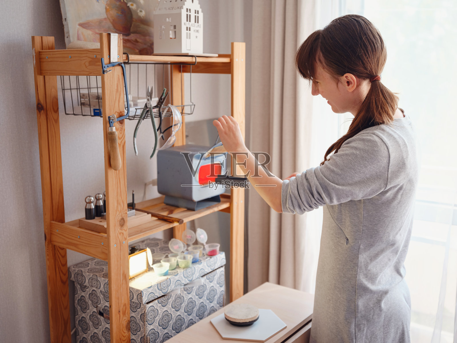 珠宝设计师的工作场所在家里。照片摄影图片