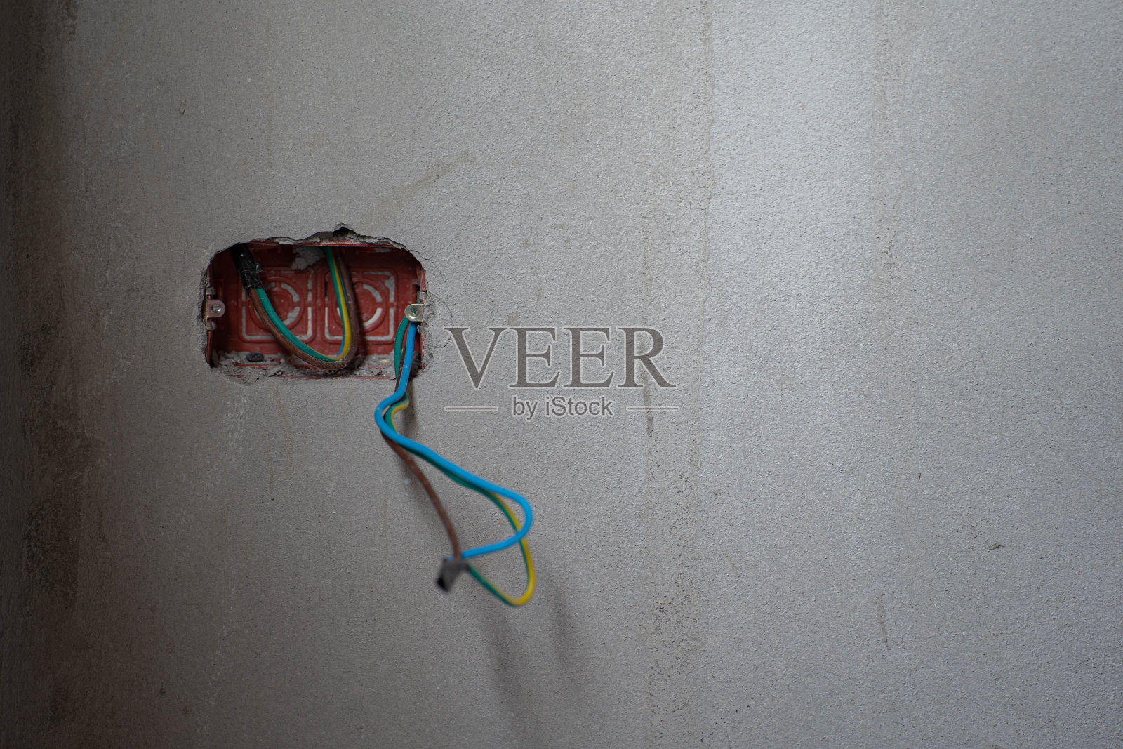 混凝土墙上的电源插座,复印空间。照片摄影图片