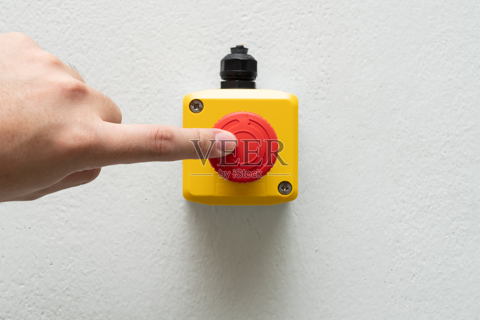 停止红色按钮和工人的手照片摄影图片