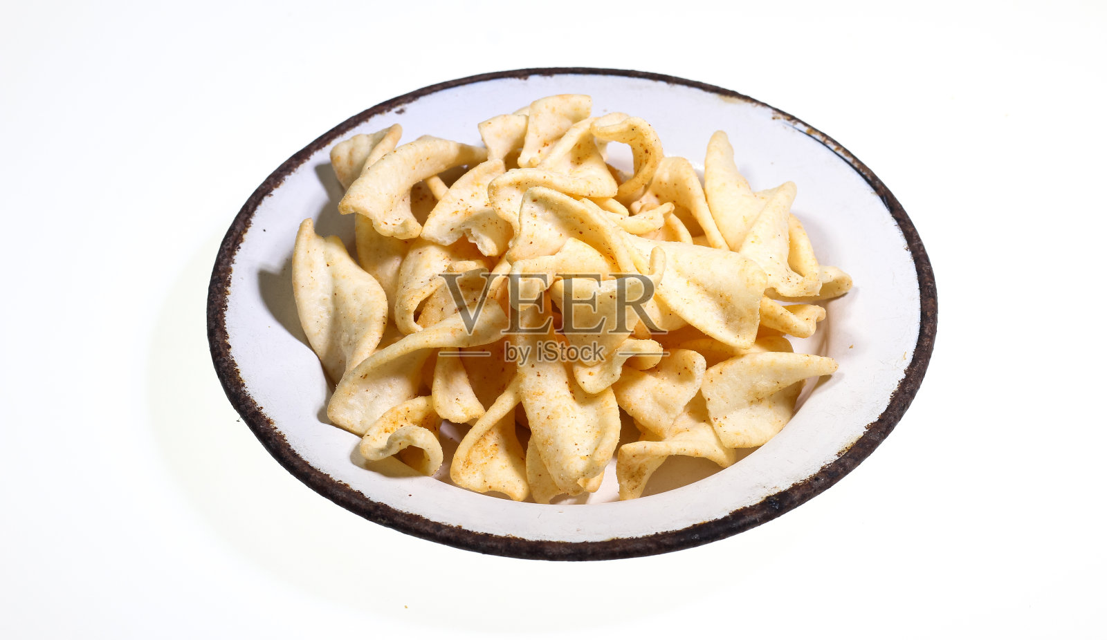 土豆片在白色的盘子孤立在白色的背景上。快餐。照片摄影图片