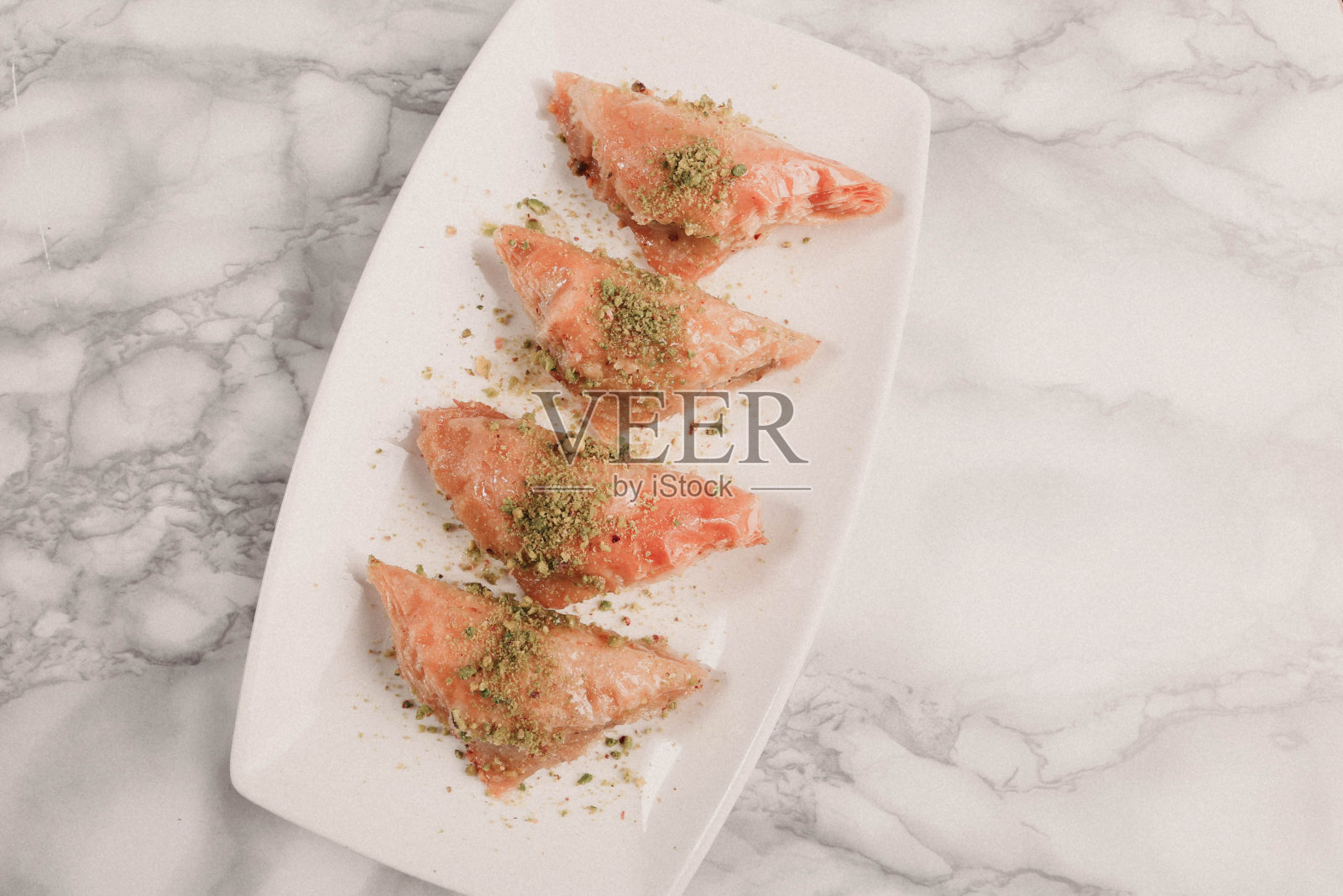 传统的土耳其甜点果仁蜜饼配腰果,核桃。自制果仁蜜饼。照片摄影图片