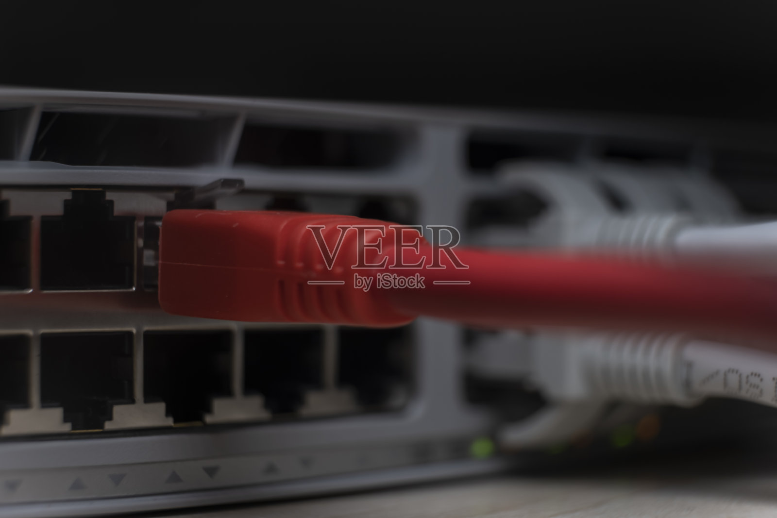 将红色以太网线插入网络交换机端口照片摄影图片