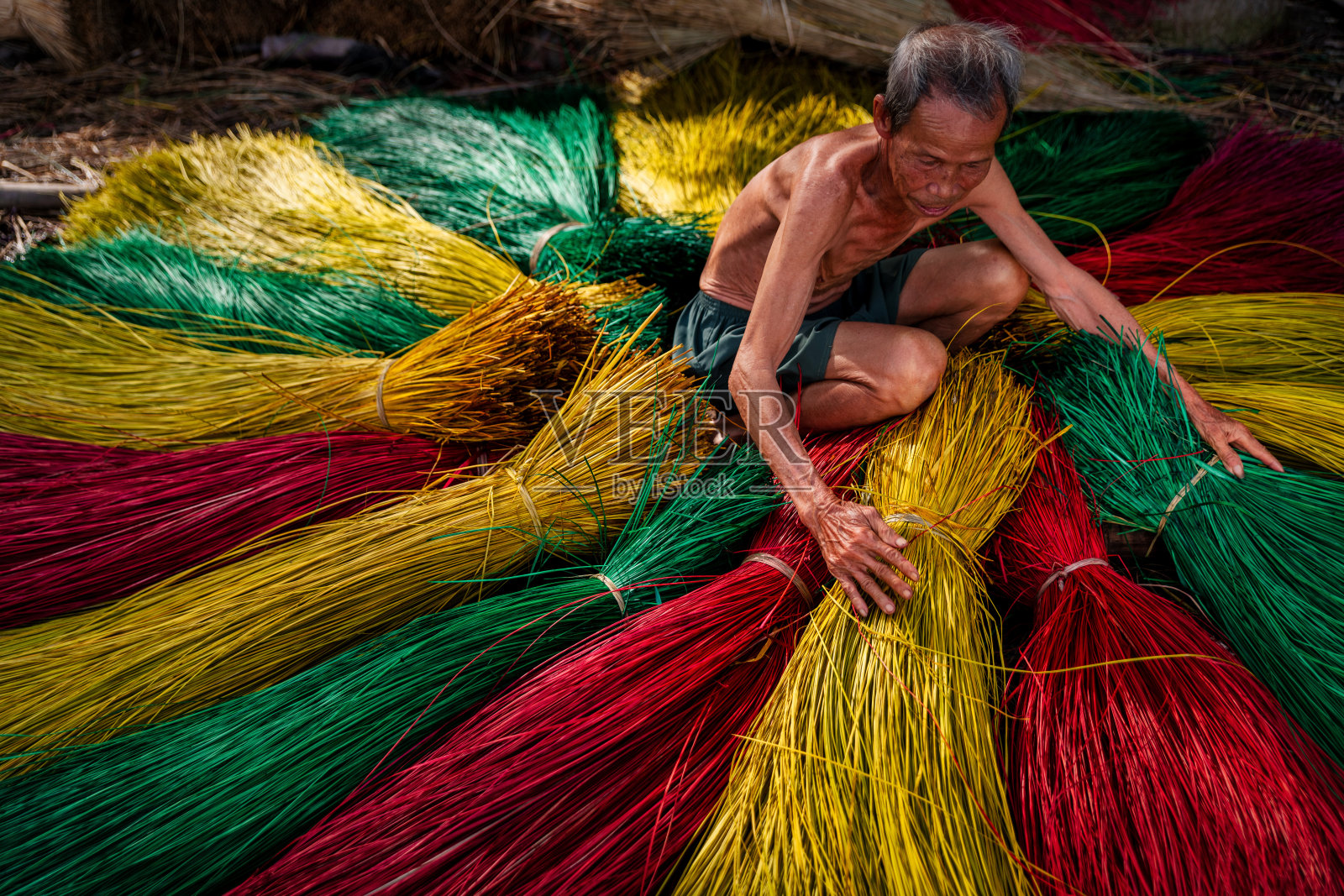 越南dong thap, dinh yen,越南传统村落,越南老人手工艺人在晾晒传统越南席子。照片摄影图片