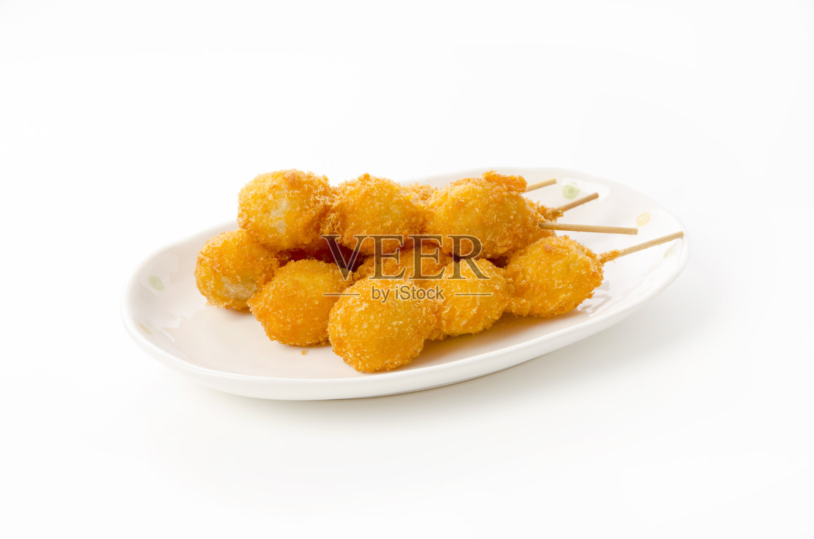 油炸鹌鹑蛋在一个白色的背景上串。照片摄影图片