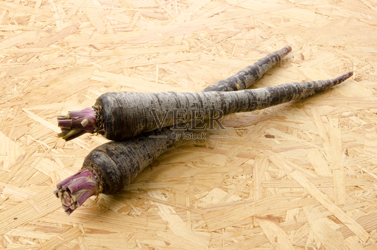 黑胡萝卜在木板的背景照片摄影图片