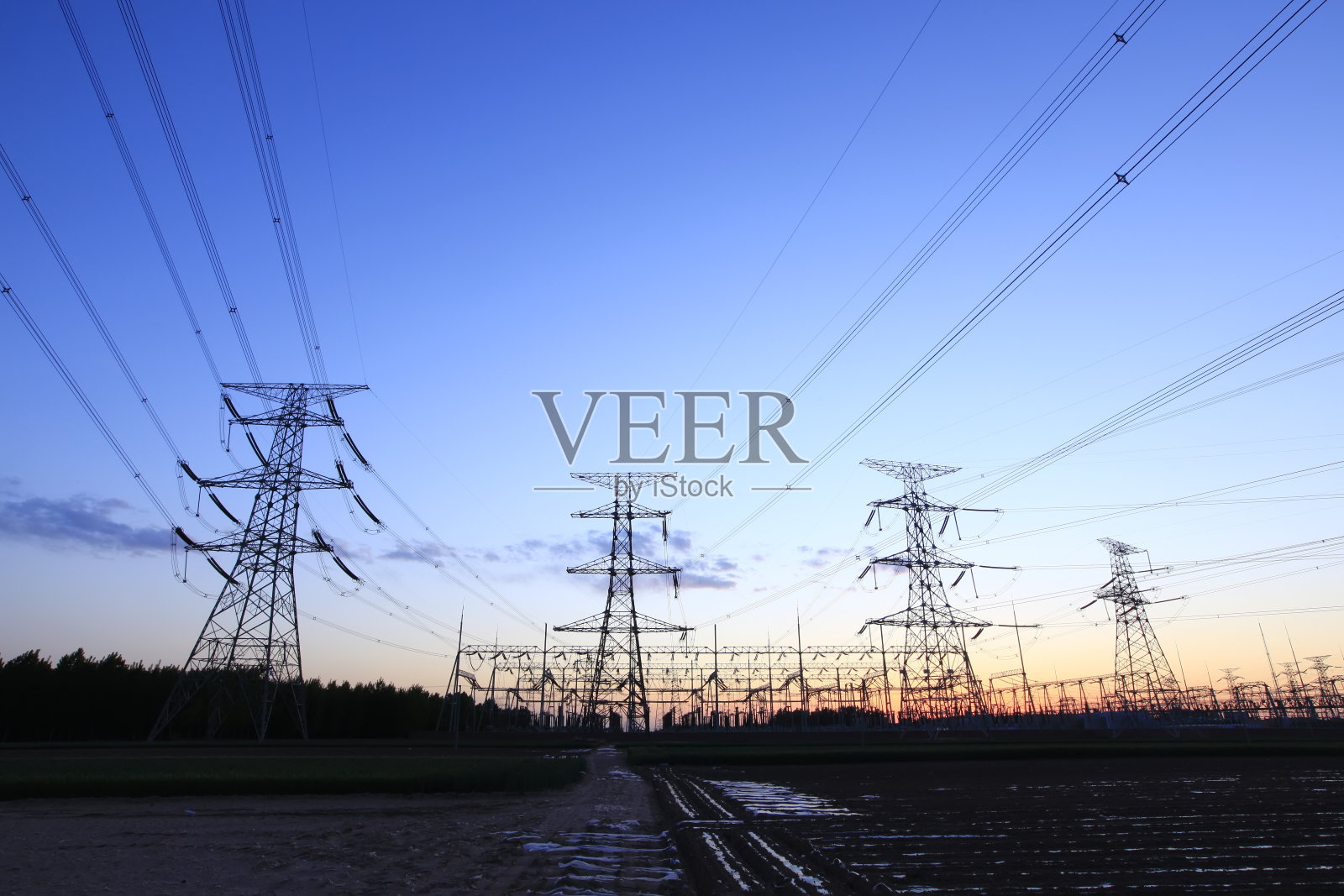 电线塔,晚上的高压电线塔照片摄影图片