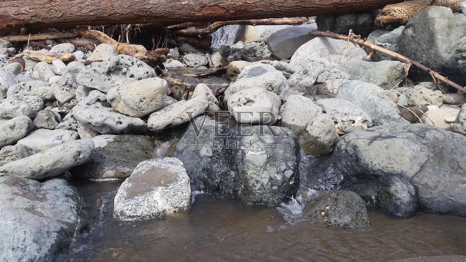 岩石在水里照片摄影图片