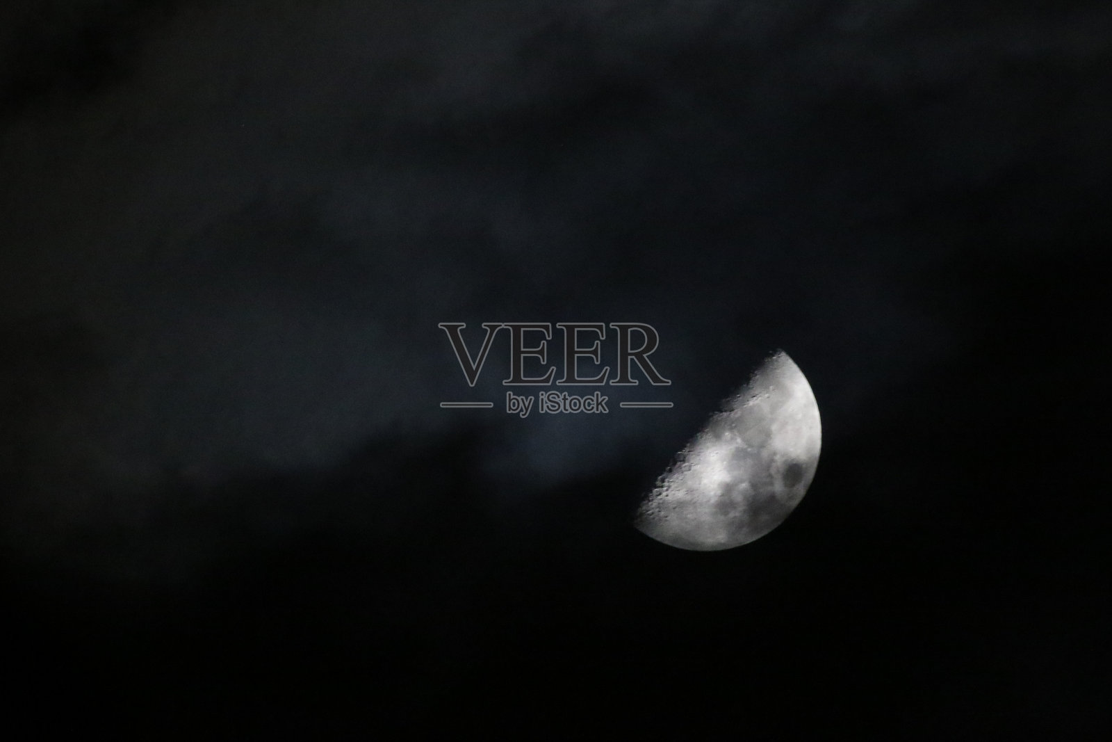 云后的满月照片摄影图片