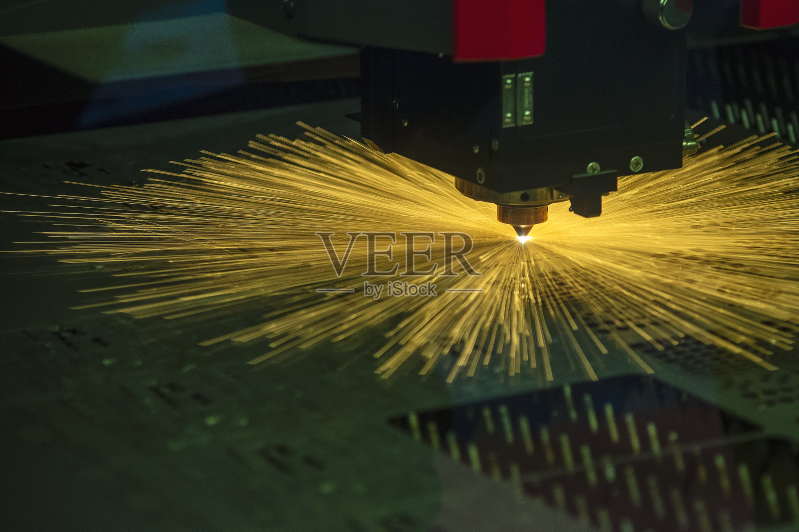 光纤激光切割机切割金属板材。照片摄影图片