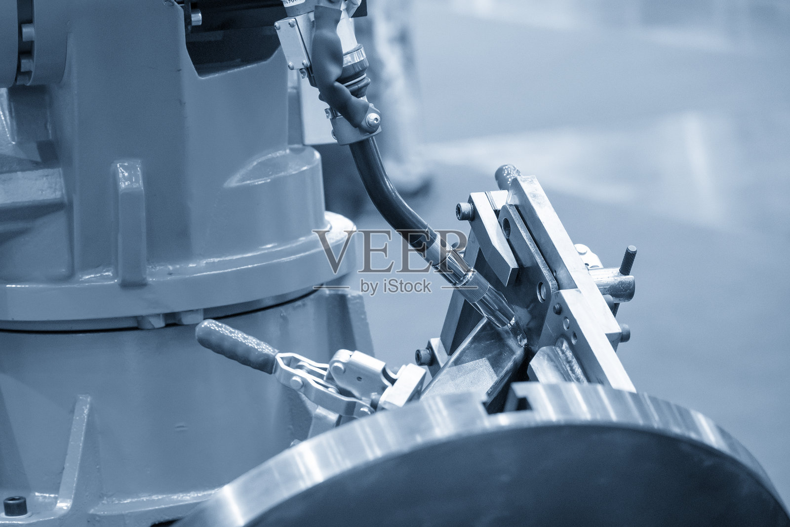 自动焊接机器人配合汽车零部件的装配加工。照片摄影图片