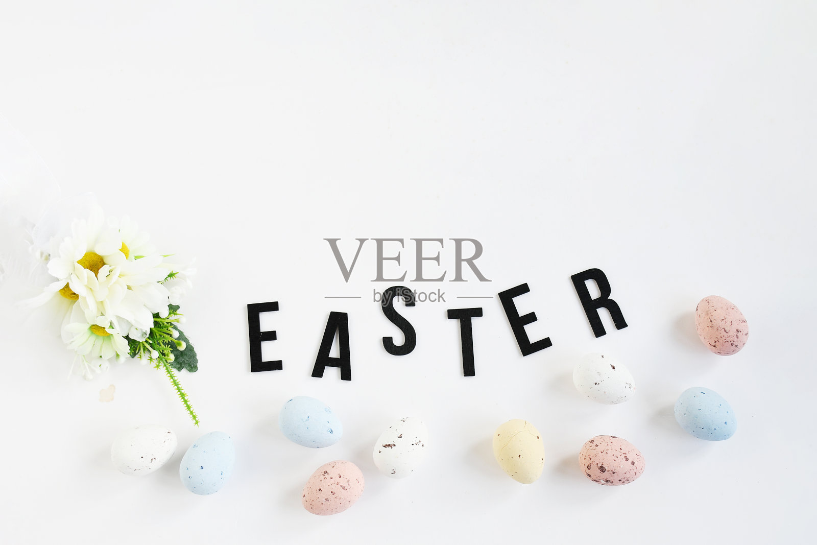 平坦的非焦点复活节背景与花束白色的花和复活节蛋在白色背景装饰和黑色文字的软颜色和木制,在四月快乐和有趣的季节照片摄影图片