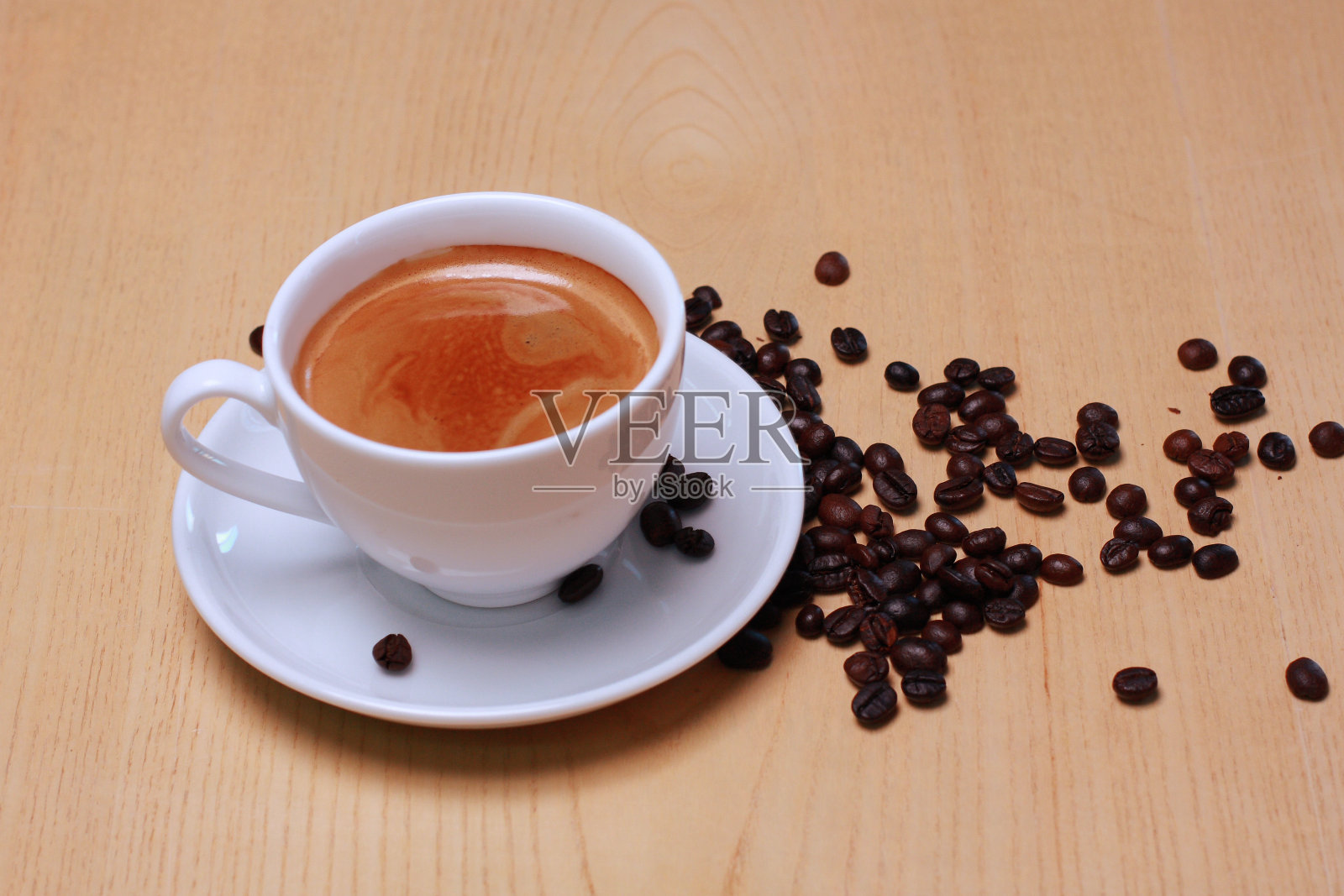 热的美式咖啡杯和豆子放在木桌上照片摄影图片