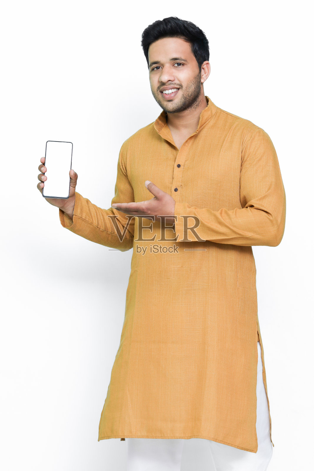 一个穿着短上衣的快乐的年轻人的肖像在孤立的背景下,显示空白屏幕的手机。照片摄影图片