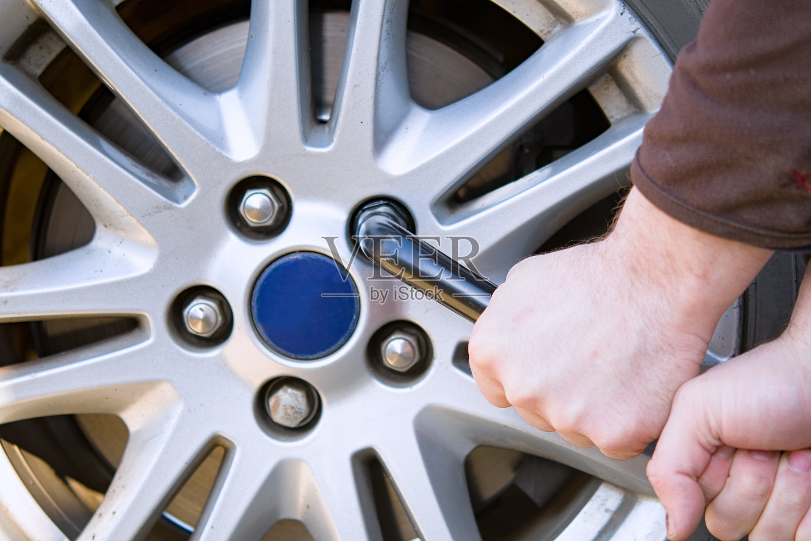 改变轮胎漏气了照片摄影图片