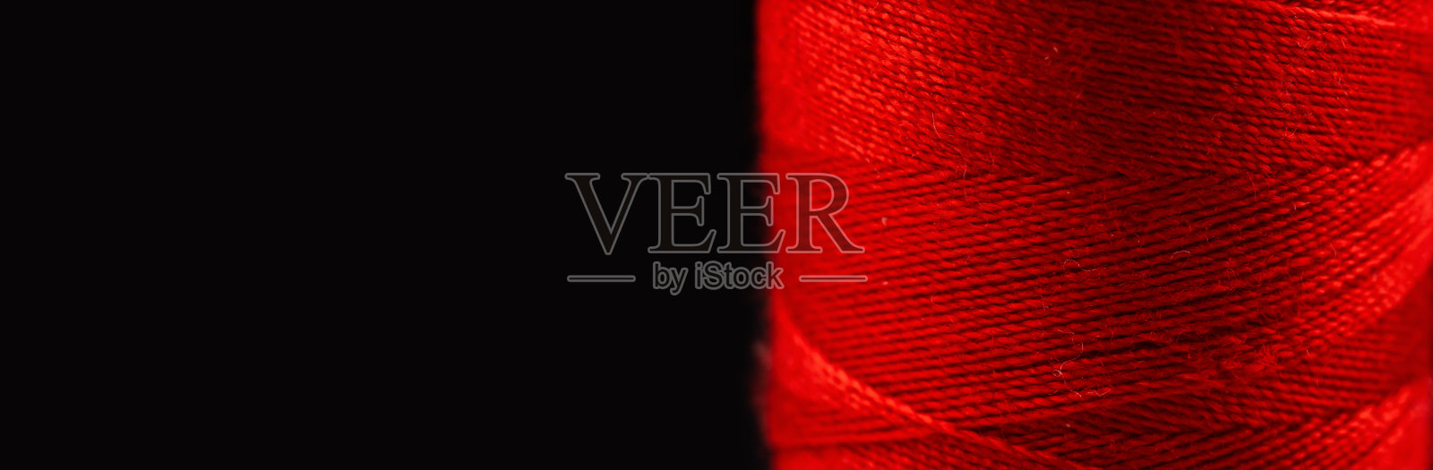 黑色背景上的红色线轴照片摄影图片