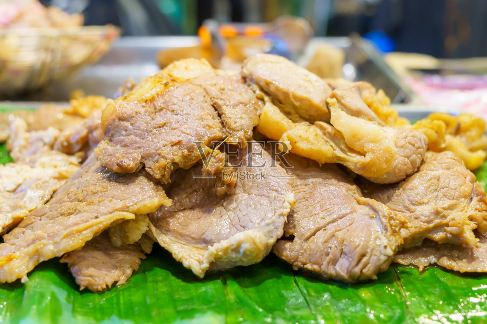 烤牛肉放在模糊的背景上。照片摄影图片