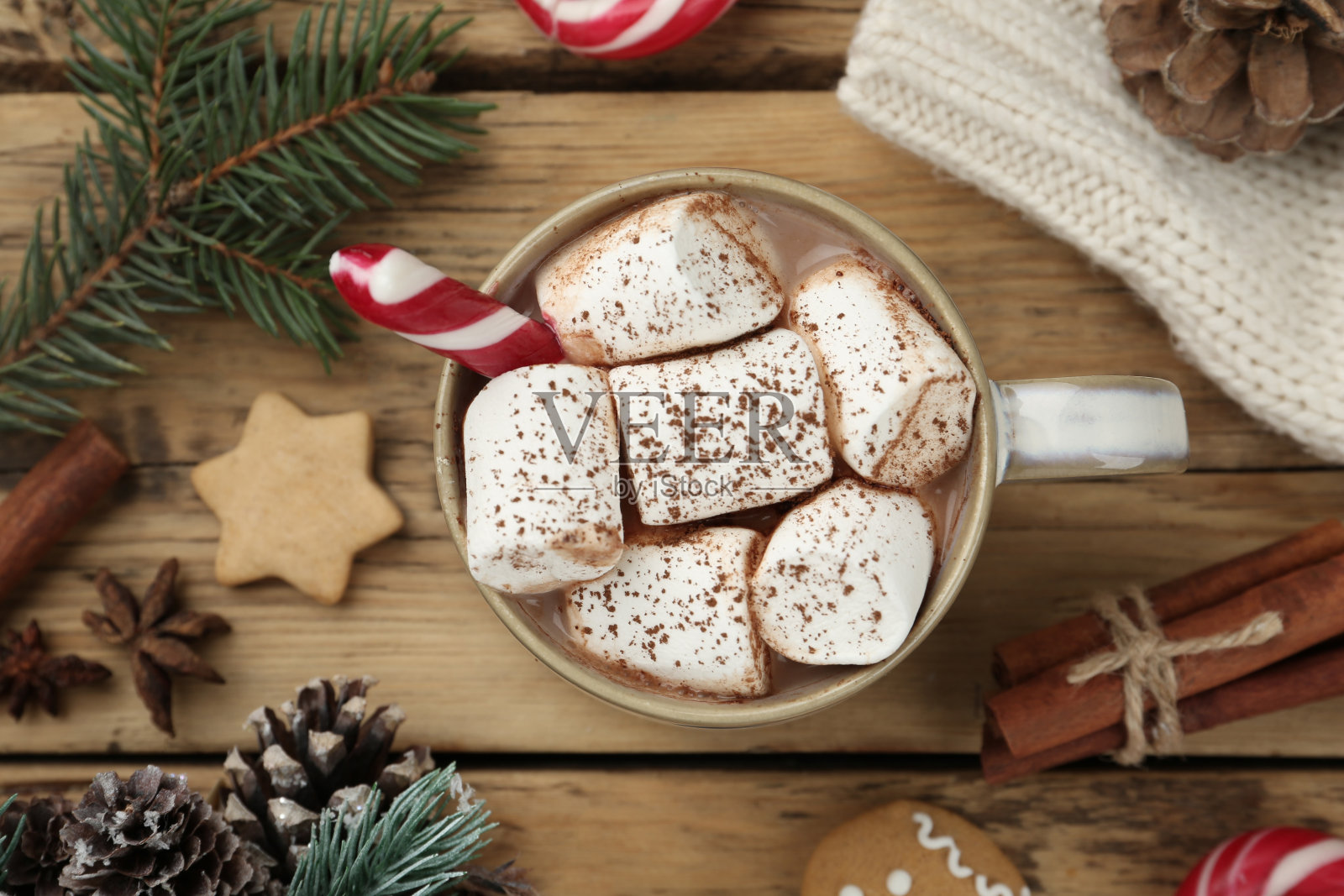 木桌上放着美味的可可软糖和圣诞装饰照片摄影图片