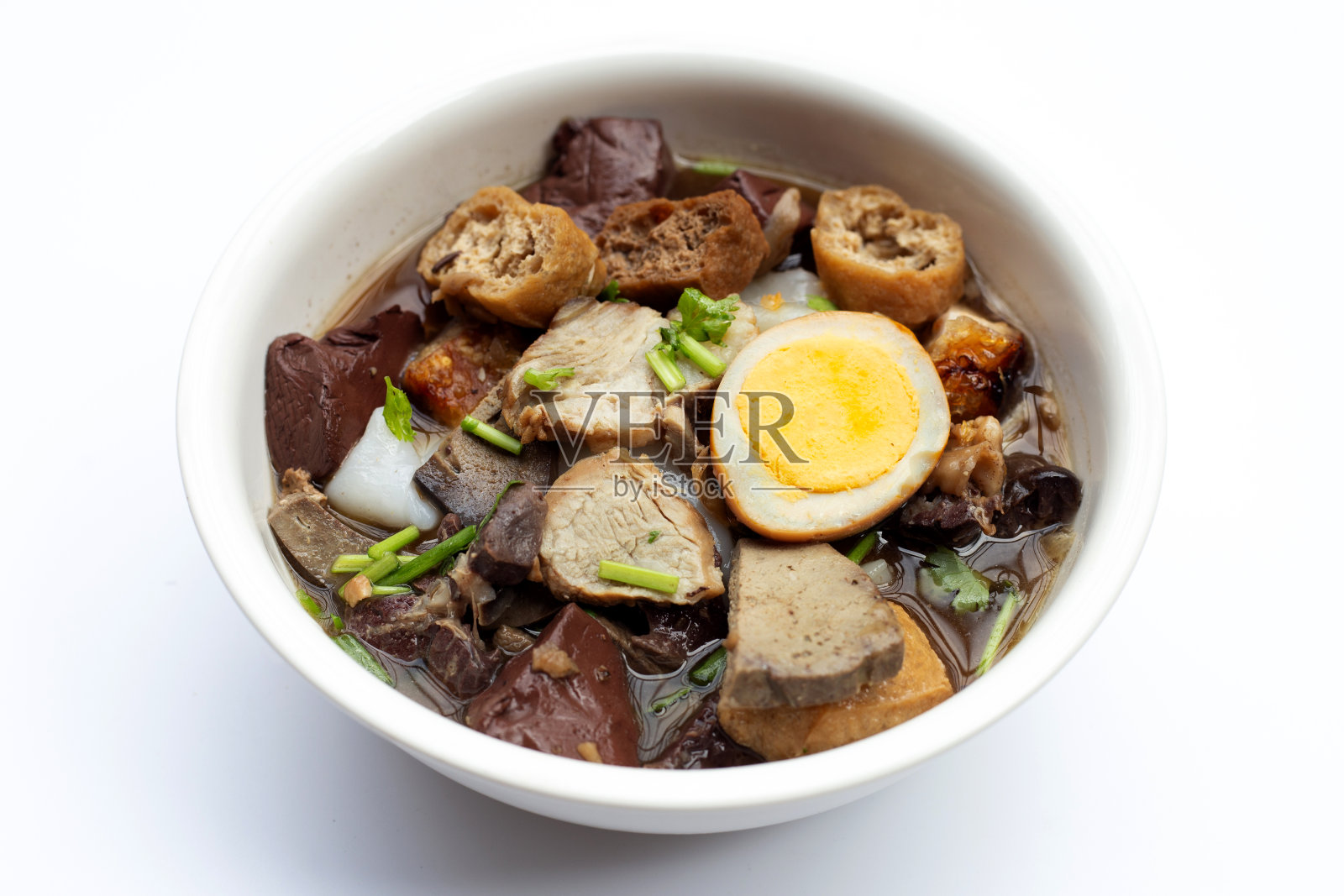 煮熟的中式面食配猪肉汤照片摄影图片