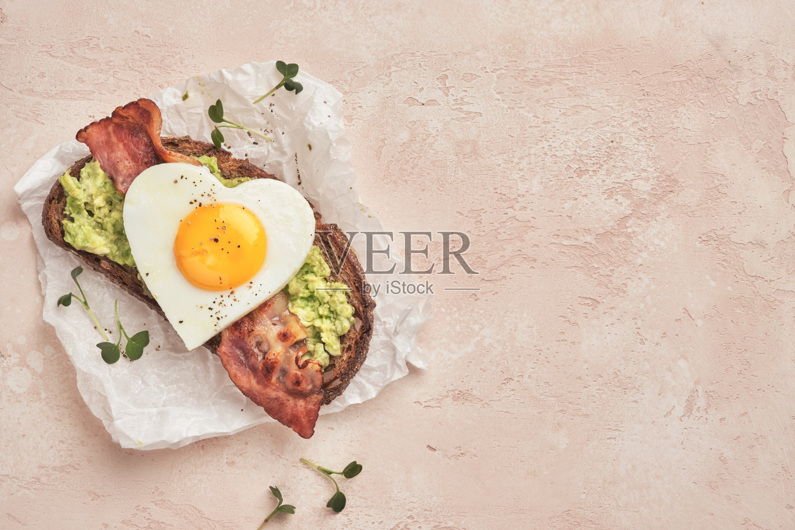 煎蛋三明治加鳄梨和培根照片摄影图片